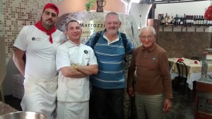O chef com amigos pizzaiolos na Itália.