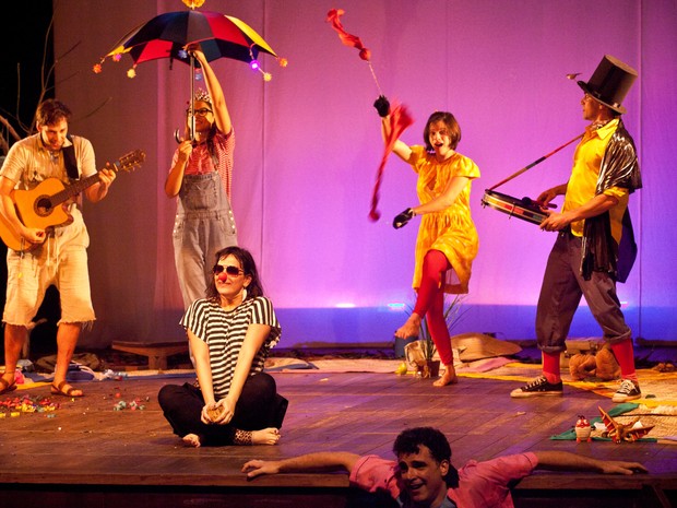 Teatro com poesia em peça infantil em Petrópolis