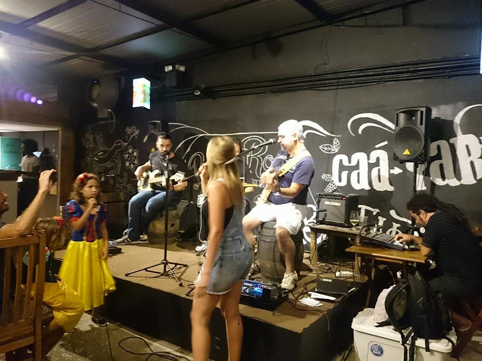 Música de primeira e cervejas especiais no melhor happy hour de Petrópolis 