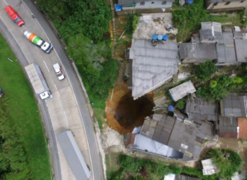 URGENTE/PLANTÃO! Cratera engole casas em Petrópolis!