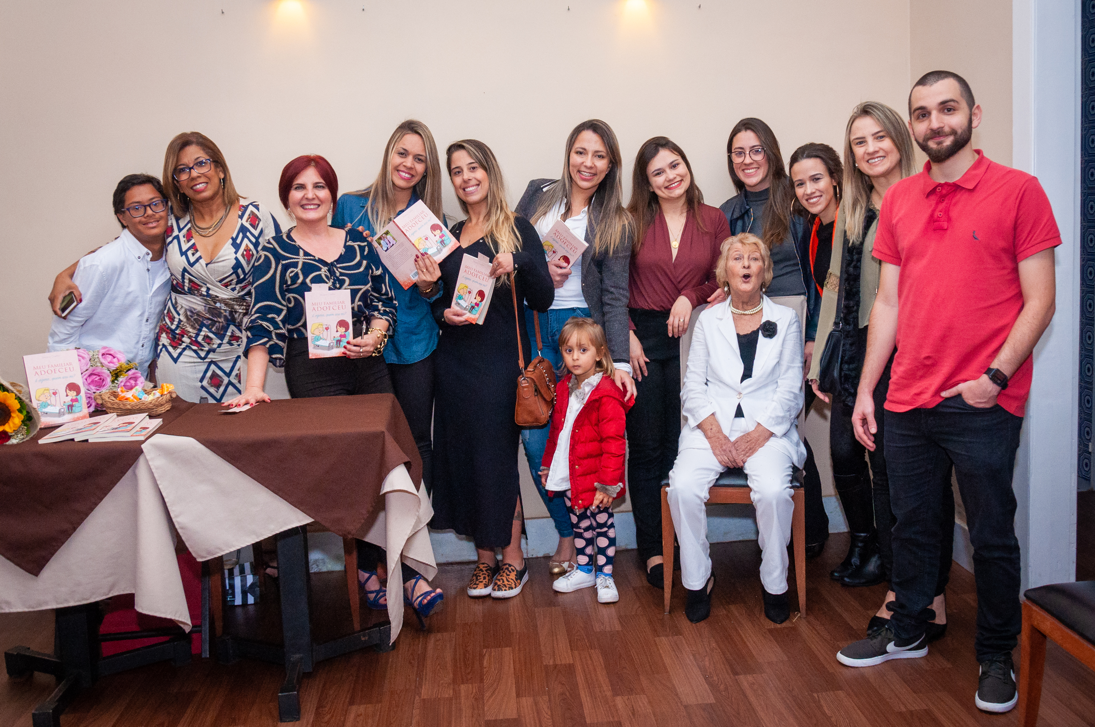 Lançamento do segundo livro de Silvana Coelho é sucesso em Petrópolis