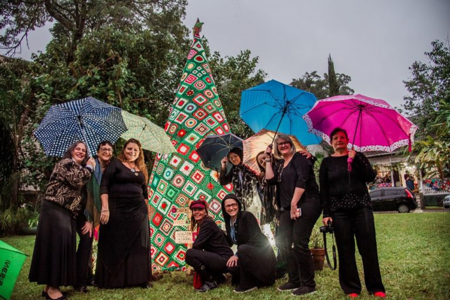 Coletivo de Mulheres inaugura árvore de 4 metros toda feita de crochê em Petrópolis