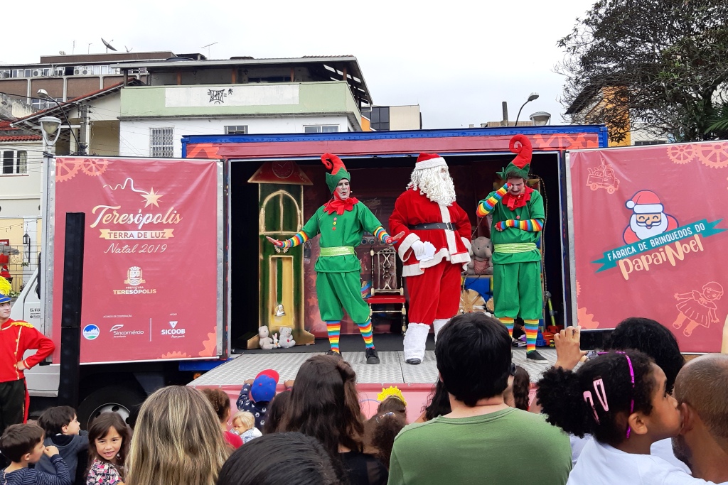 Parada de Natal 2019: público aderiu ao desfile que coloriu e alegrou o centro de teresópolis