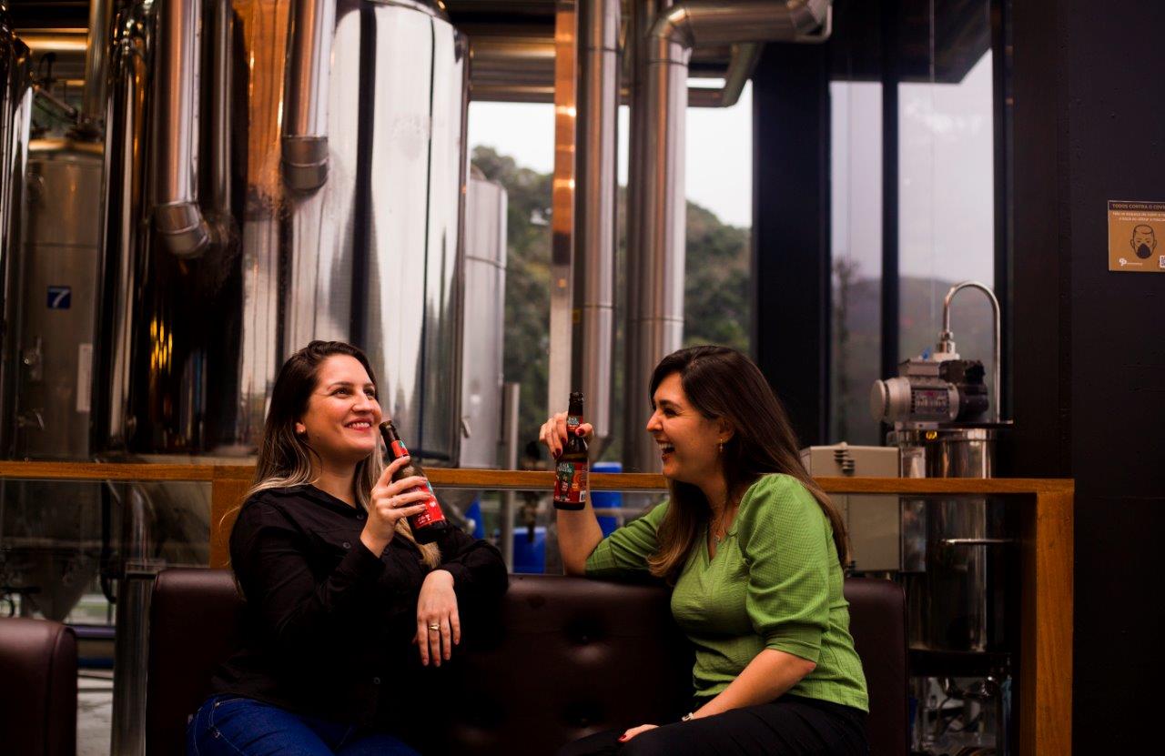 Grupo Petrópolis apresenta a sua primeira cerveja feita só por mulheres