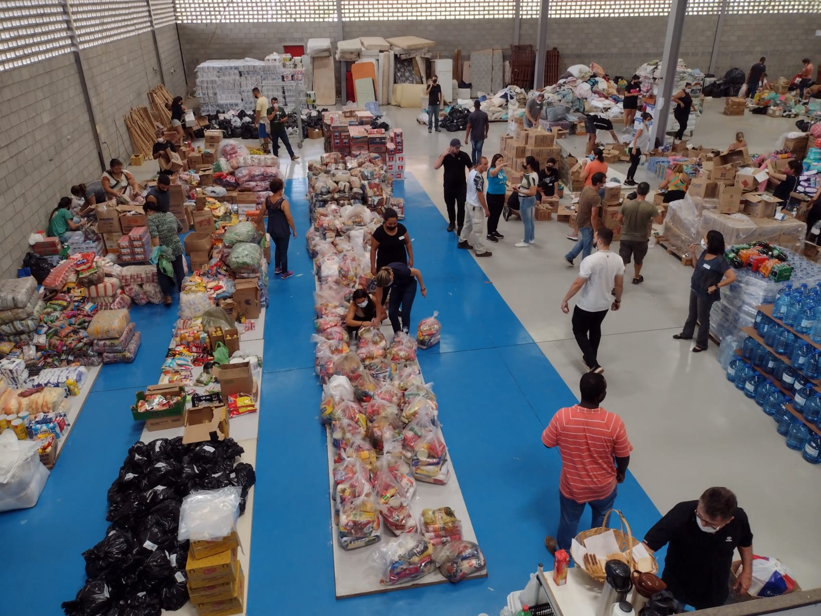 Petrópolis Convention e parceiros distribuem donativos que chegam à central de donativos montada por em Itaipava