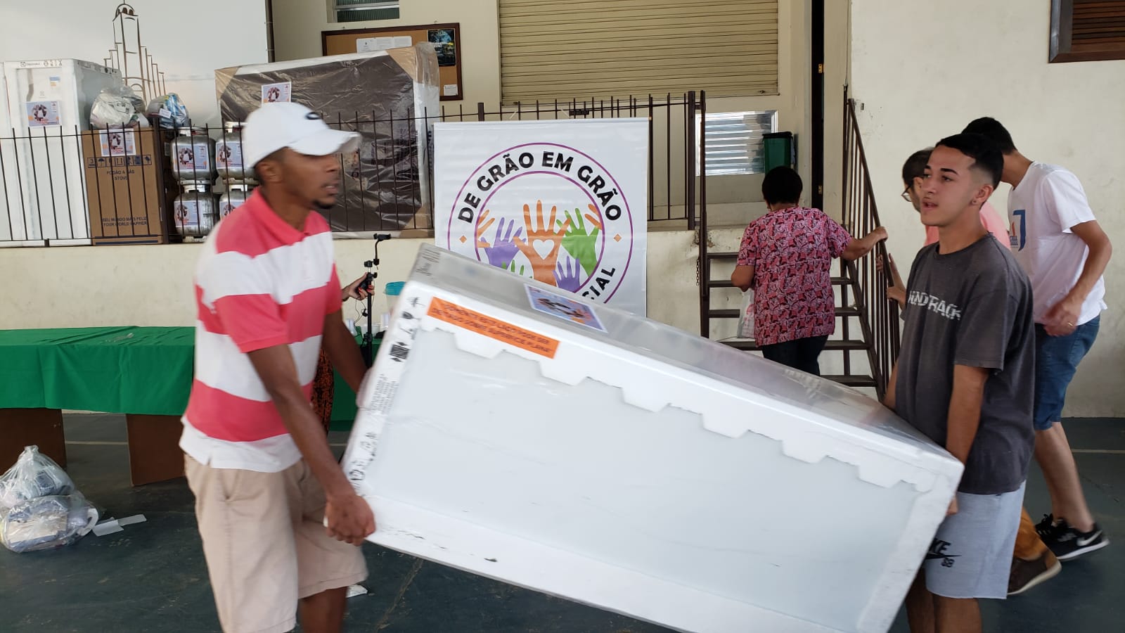 Projeto “De Grão em Grão” ajuda vítimas das chuvas com móveis e doações de alimentos