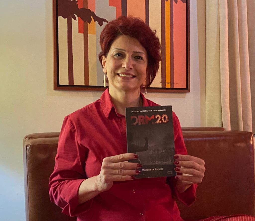 Jornalista lança livro ‘Dó Ré Mi 20 anos – do pátio da escola aos grandes palcos´ nesta quinta, na Livraria Nobel em Petrópolis  